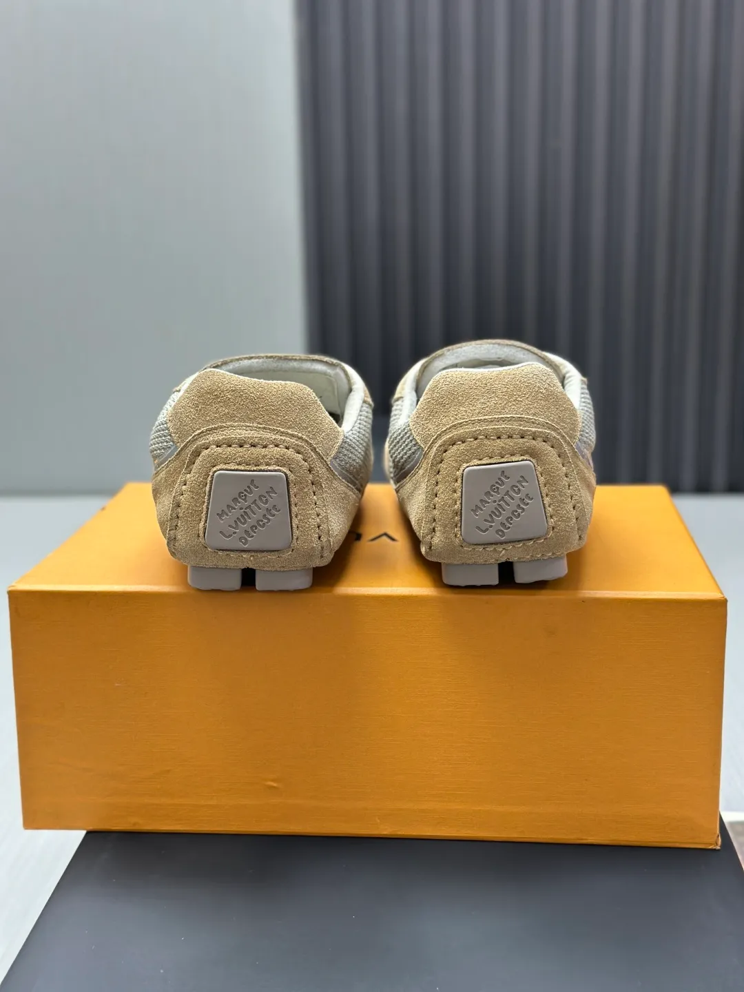 👟👟Ex-factory price 680👟👟 (Top version fully packaged) LV Louis Vuitton L Family Donkey Brand Latest Rally Series Mesh Casual Sports Shoes Doudou Shoes Original purchase, development and production This LV Rally sports shoe is made of suede cow leather and mesh fabric, and a rubber pad outsole is incorporated into the driving shoe configuration, making it a modern choice that is both comfortable and light. The LV letters on the side, the handwritten Louis Vuitton logo on the rear, and the Vuitton logo on the tongue and outsole jointly brand the brand mark. Exquisite packaging at the delivery counter🛍📦 ▪️Fabric: Original customized imported mesh + cowhide ▪️Inner lining: Original customized breathable mesh lining ▪️Outsole: Original molded anti-slip rubber material ▪️Sole thickness: 2CM ▪️Size: Men's 39-45